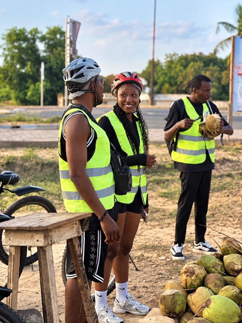 Deux participants lors d’une pause de balade