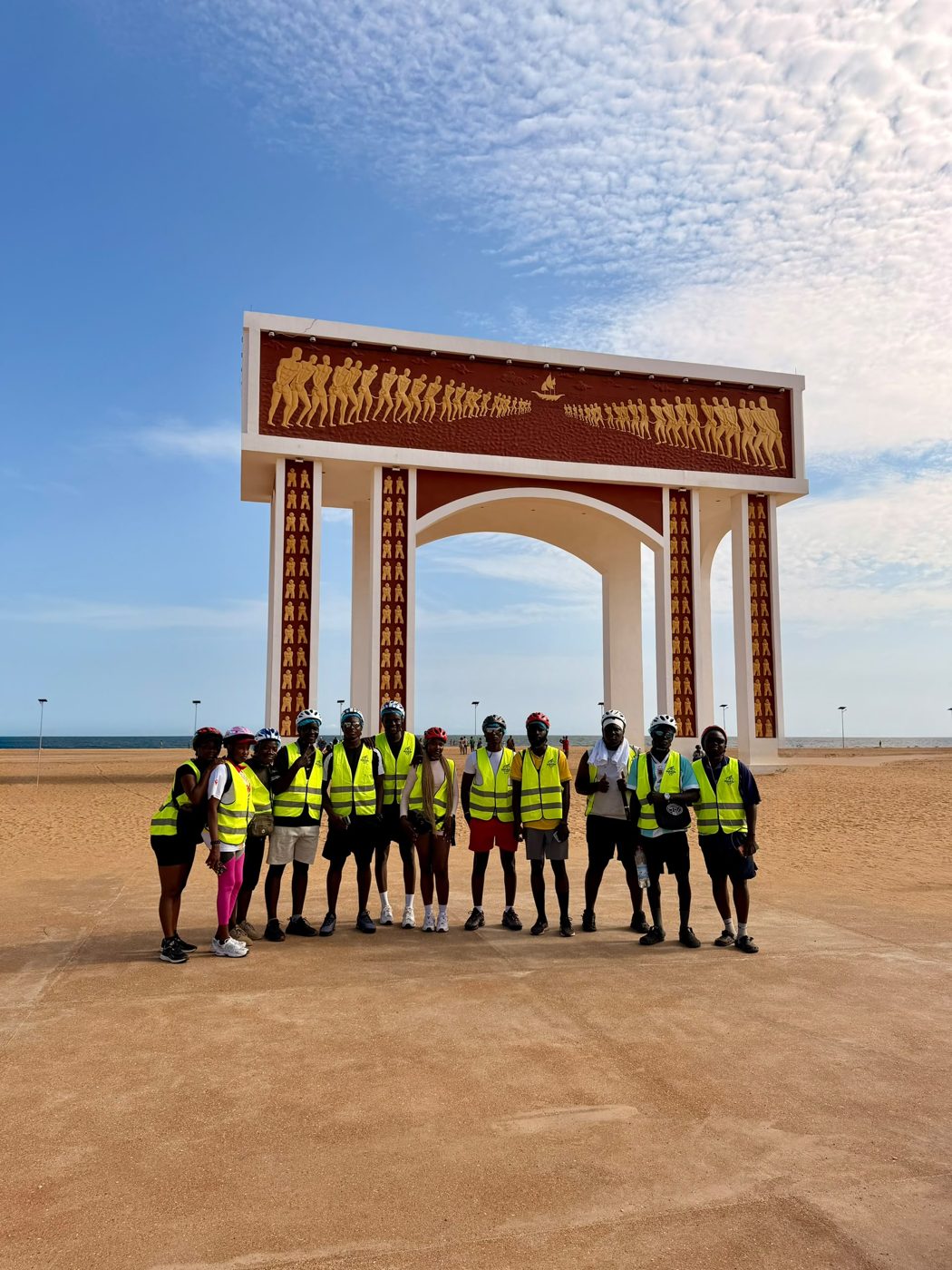 Les cyclistes devant la Porte du Non-Retour à Ouidah