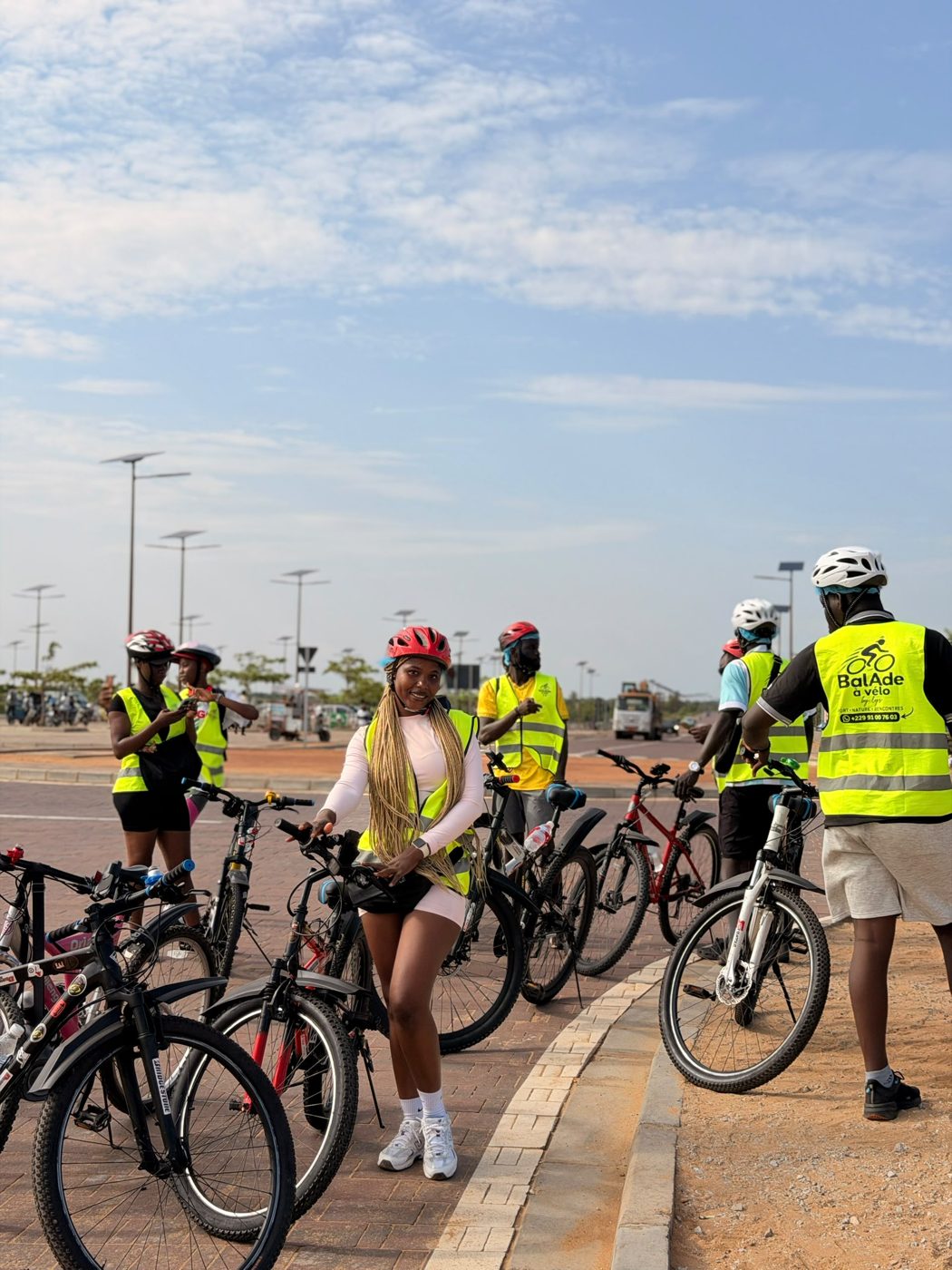 Groupe de cyclistes avant le départ d’une balade à Cotonou